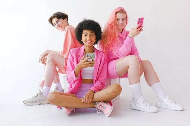 Tres influencers posan para una foto mientras cambian sus nombres de usuario de IG.