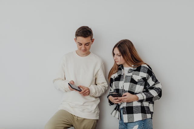 Un creador de contenidos muestra a un colega la nueva biografía de su cuenta de Instagram.