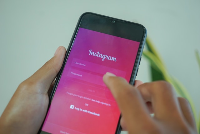 La pantalla de inicio de sesión de la aplicación móvil de Instagram.