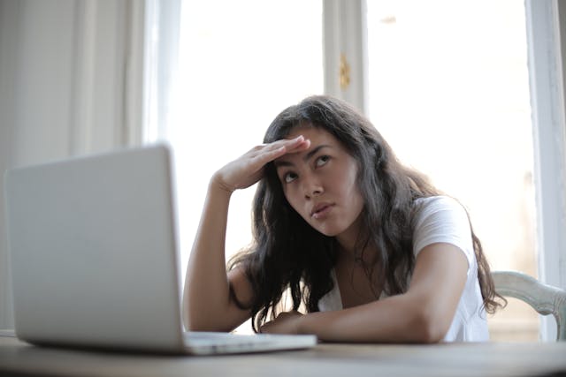 Mujer preguntándose qué responder a los trolls en Instagram.