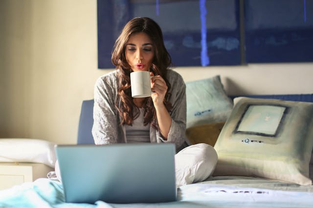 Mujer imperturbable ante los trolls en Instagram.