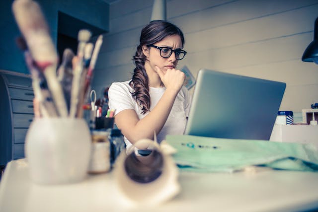 Mujer preguntándose qué responder a los trolls en Instagram.
