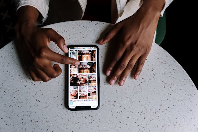 Una persona navegando por su feed de Instagram.