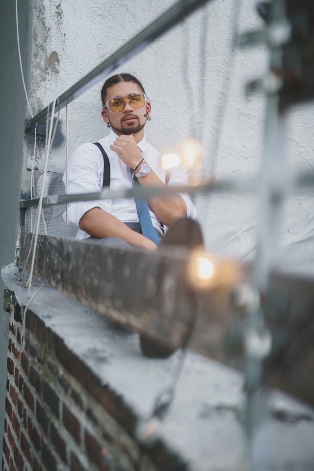 Un hombre mirando por los huecos de una valla.