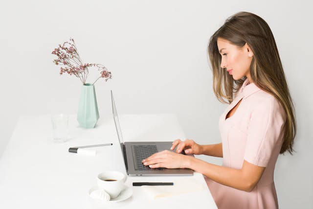 Mujer imperturbable ante los trolls en Instagram.