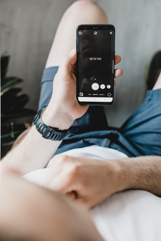 Un smartphone muestra a una persona a punto de crear y publicar una Historia de Instagram. 
