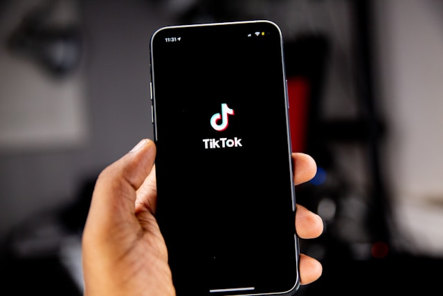 Una pantalla de teléfono con el logotipo de TikTok.