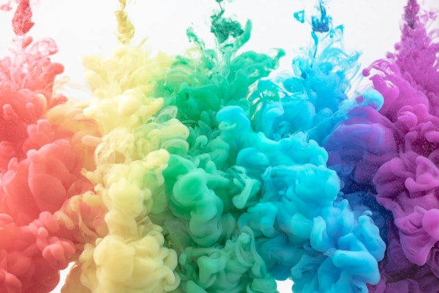 Una serie de estelas de humo con los colores del arco iris.