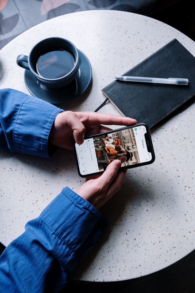 Una persona con mangas azules viendo una foto en Instagram.