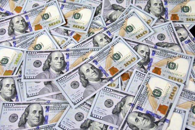 Una colección de billetes de 100 dólares.