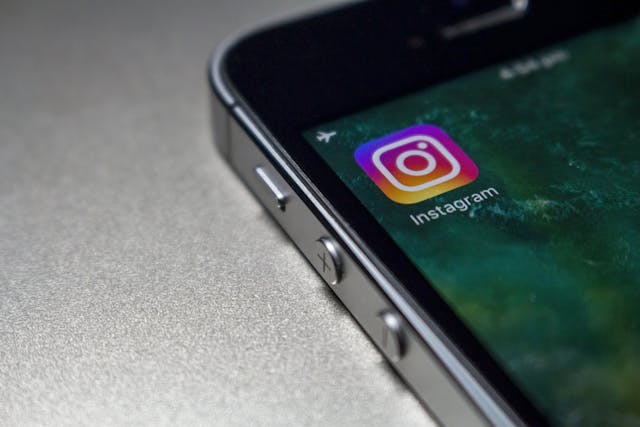 Primer plano del icono de Instagram en un smartphone.