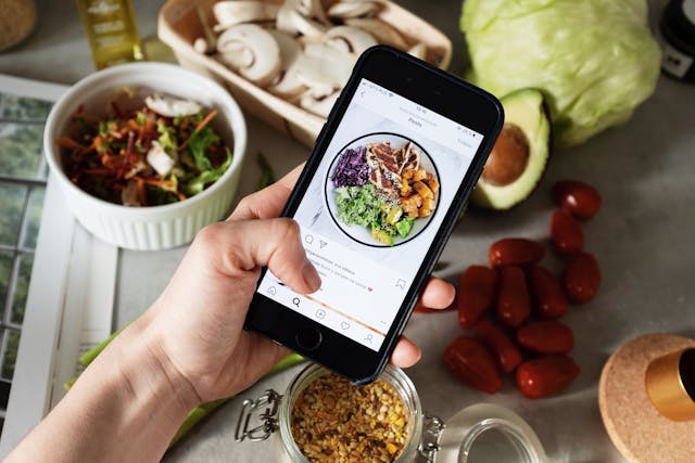 Una persona hace una foto de su comida con un dispositivo móvil.