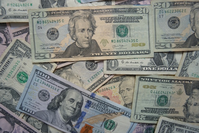 Una colección de billetes de 100, 20 y 1 dólar.
