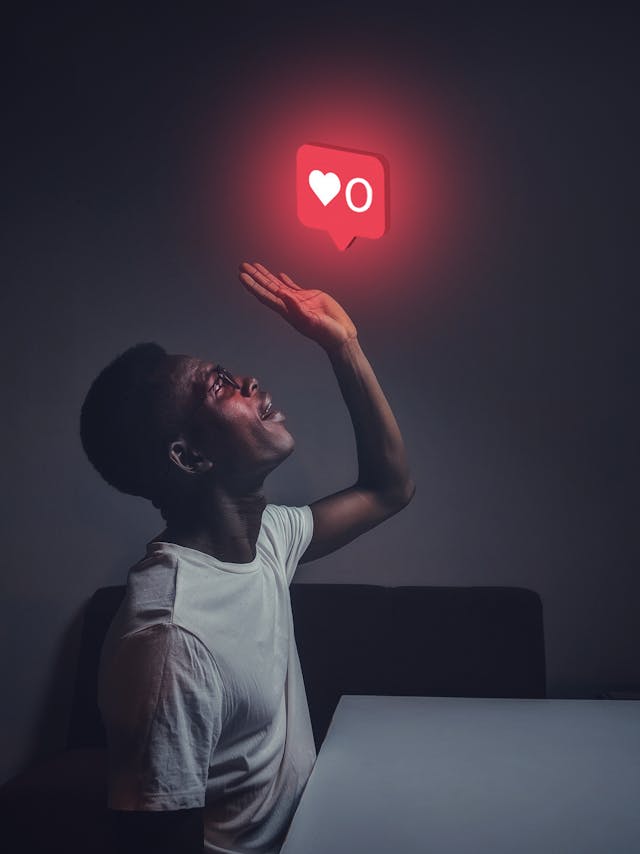Un hombre mira hacia un cartel rojo luminoso imaginario con un corazón y el número cero al lado. 