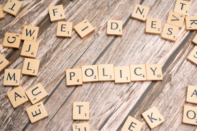 Una colección dispersa de bloques de Scrabble forman la palabra "política".