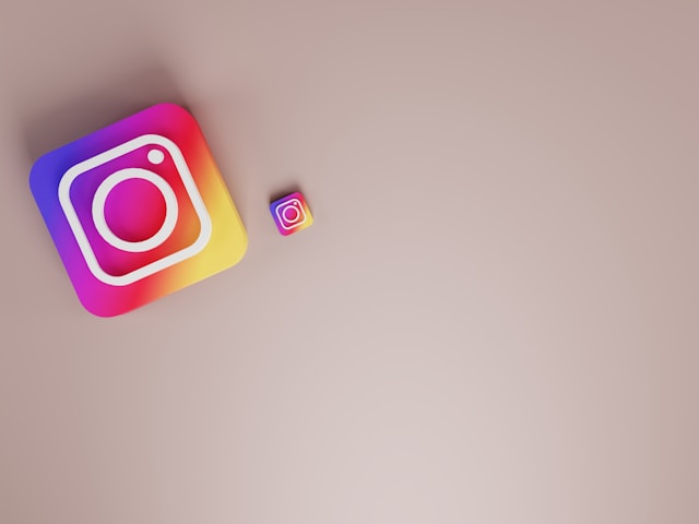 Un logotipo de Instagram grande y otro pequeño sobre un fondo de color crema.