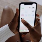 Una persona sostiene un smartphone y pulsa en la aplicación TikTok.