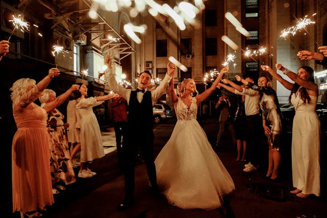 Pareja de recién casados celebrando su noche de bodas con amigos.