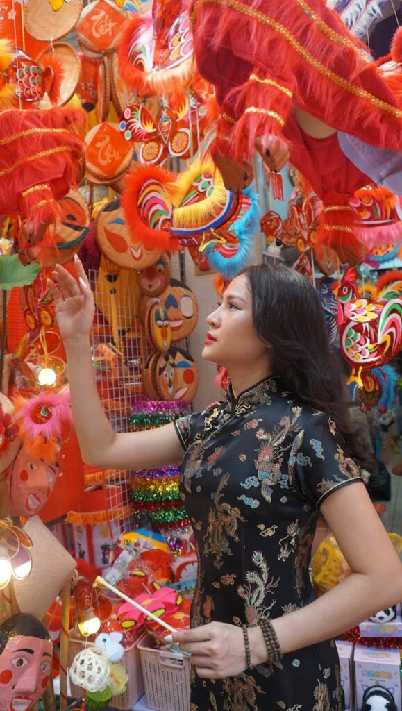 Un cliente compra adornos tradicionales en una tienda china.