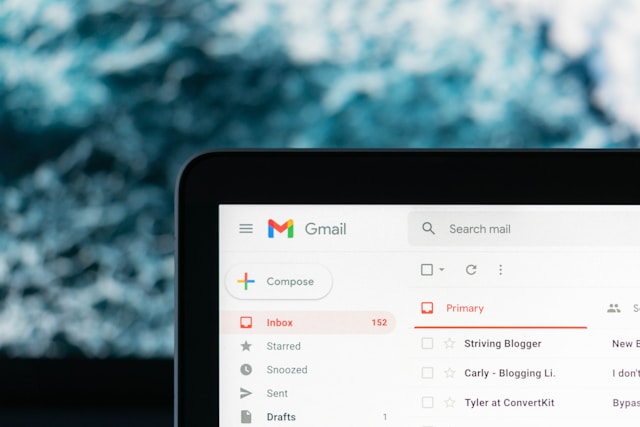 Un portátil que muestra la bandeja de entrada completa de Gmail de una persona.