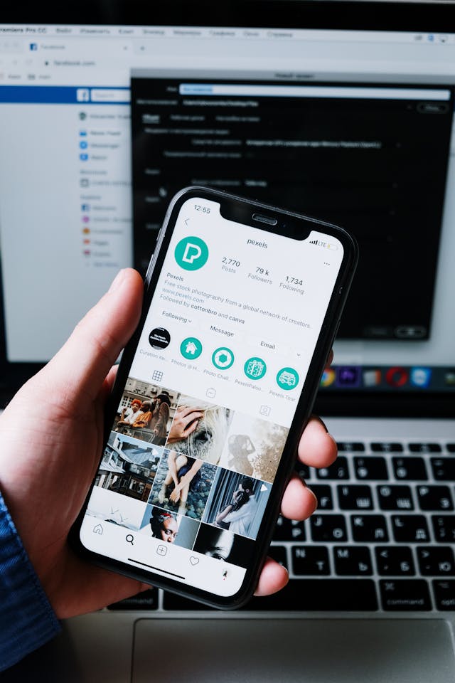 Una persona sujeta un smartphone con un feed de Instagram en la pantalla.