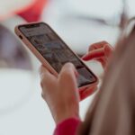 Una persona desplazándose por un feed de Instagram.