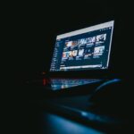Un portátil en una habitación oscura mostrando YouTube en la pantalla.