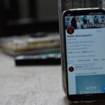 Un teléfono que muestra la cuenta X de Netflix antes de que el sitio hiciera privados los likes.