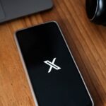Un smartphone cargando la aplicación X/Twitter.