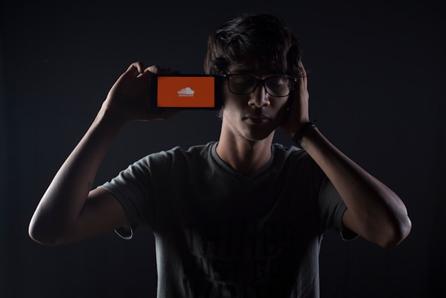 Una persona escuchando música de SoundCloud en su teléfono.