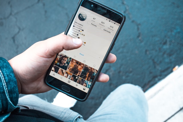 Une personne voit son profil Instagram.