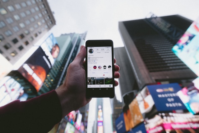 Une personne voit le profil Instagram de quelqu'un sur son téléphone.