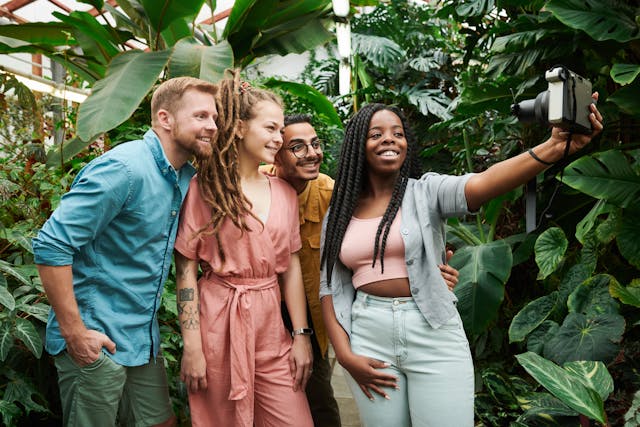 Un groupe d'influenceurs prend un selfie.