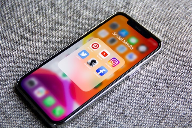 Un appareil mobile sur une table qui affiche des applications de médias sociaux.