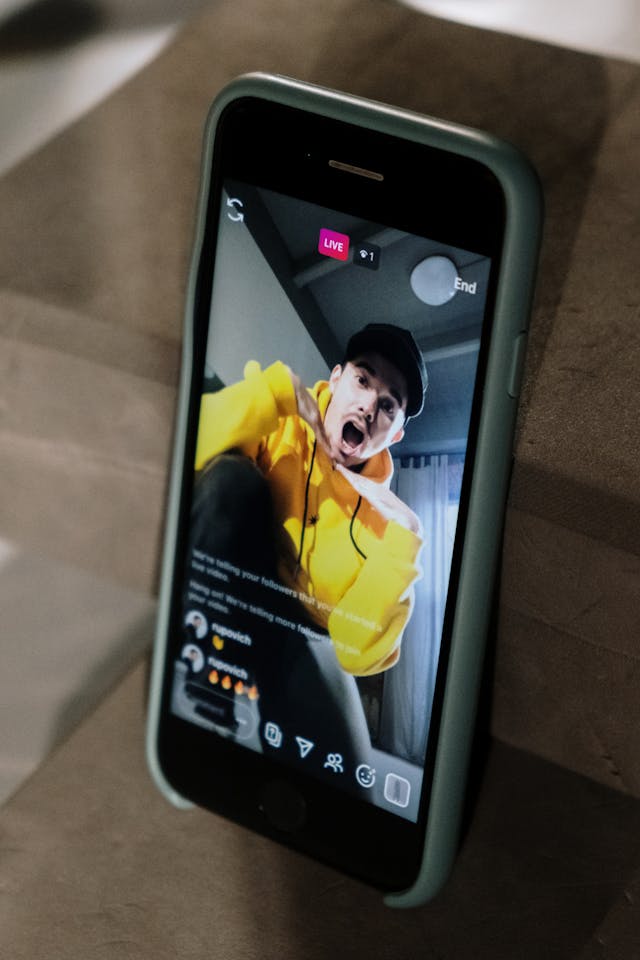 Une bobine Instagram montrant un homme vêtu de jaune avec une drôle d'expression.