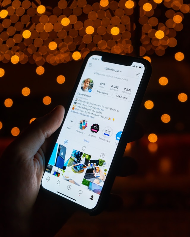 Un téléphone montrant la bio d'un compte Instagram.