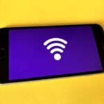 Un téléphone affichant un symbole de connectivité à l'internet.