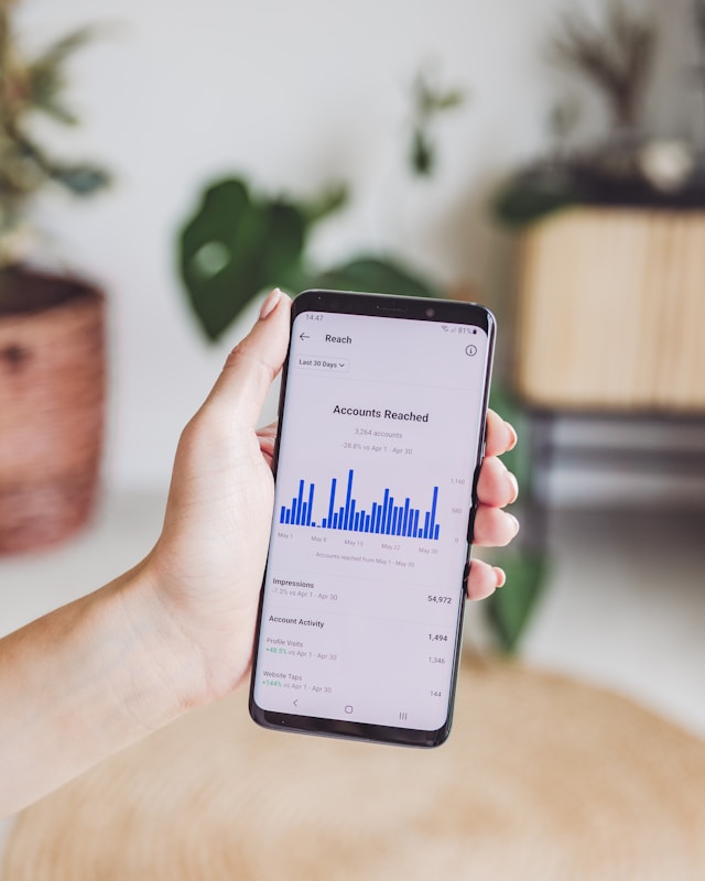 Chiffres de la portée d'Instagram sur le smartphone d'une personne.