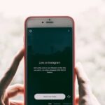 Un téléphone sur le point de lancer un flux vidéo Instagram Live.