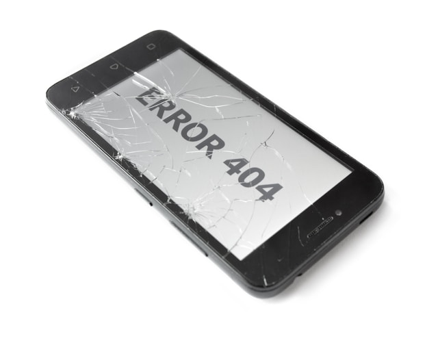 Un téléphone en panne avec "ERROR 404" sur l'écran.
