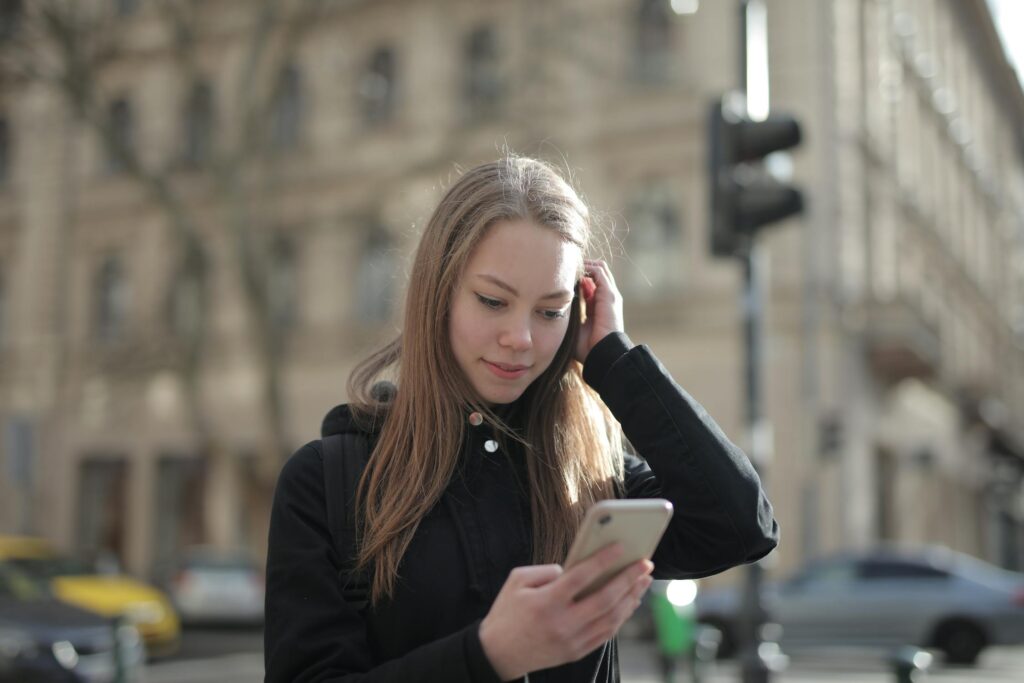 Femme souriant et regardant le téléphone