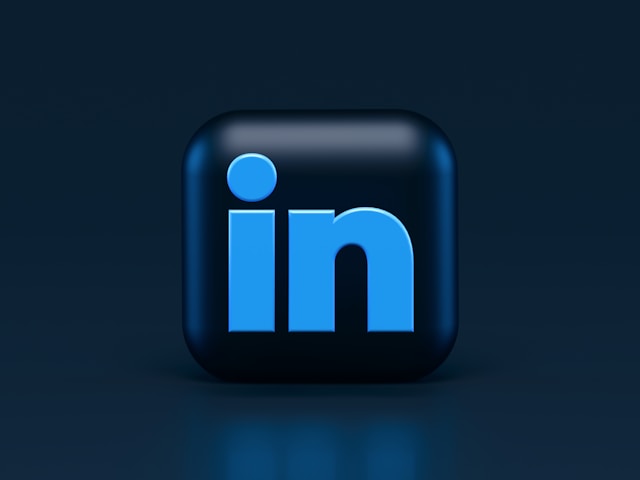 Logo LinkedIn agrandi sur fond bleu foncé.
