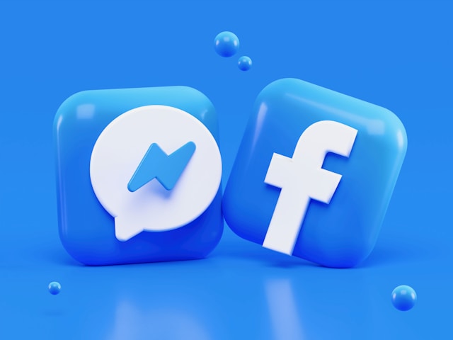 Logos Messenger et Facebook agrandis sur fond bleu vif.
