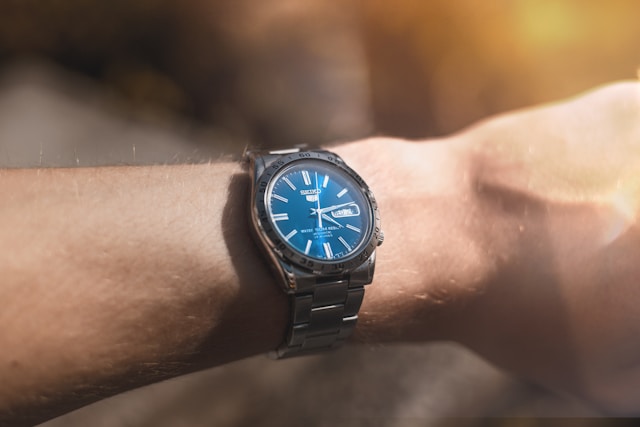 Gros plan sur une montre analogique.