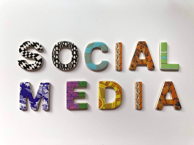 Signalisation multicolore sur les médias sociaux.