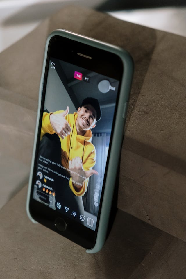 Une personne qui lève deux pouces vers la caméra lors d'un livestream sur Instagram.