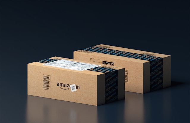 Deux boîtes Amazon l'une à côté de l'autre.