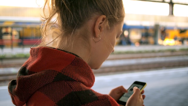 Une personne regardant une photo sur son téléphone.