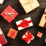 De nombreux coffrets cadeaux de différentes couleurs et tailles sur une surface en bois.