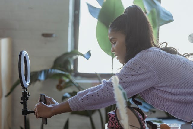 Une personne qui configure son téléphone pour s'enregistrer.